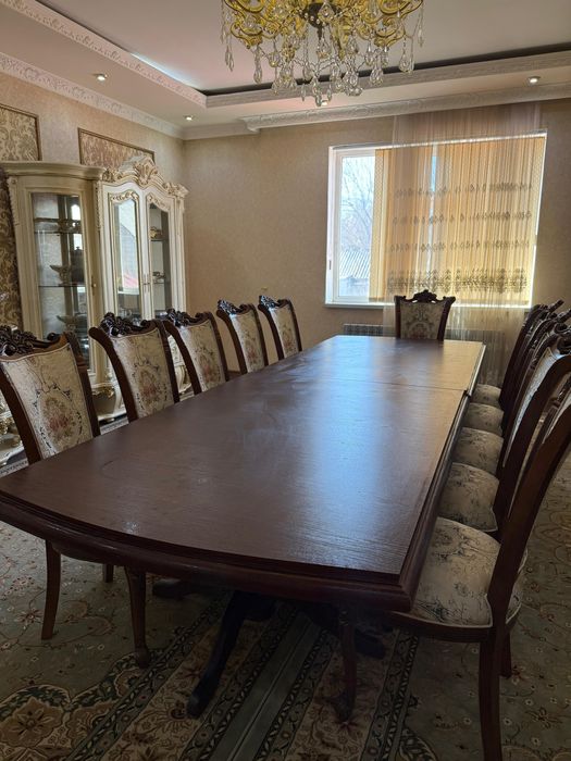 Стол и стуля для гостиной