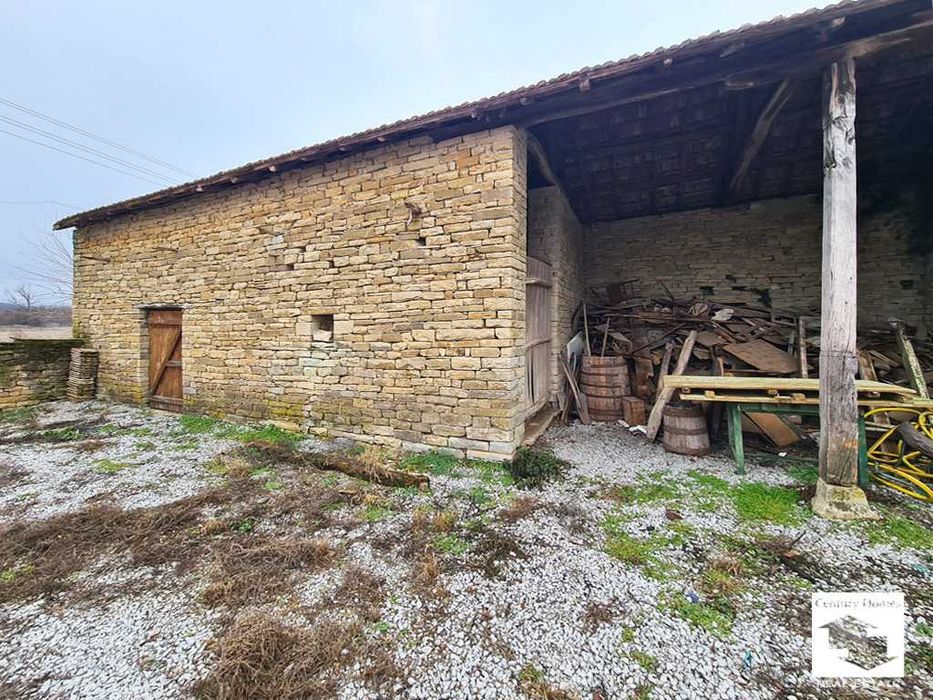 140332 Каменна къща с просторен двор и кладенец в с. Горна Липница