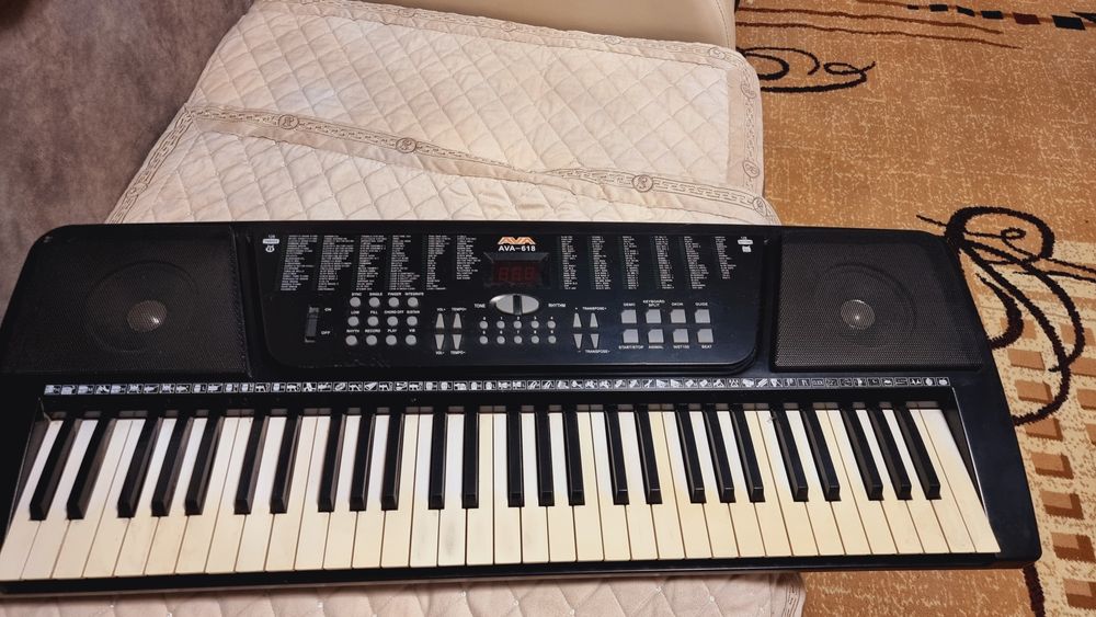 Синтезатор, музыкальный аппарат.