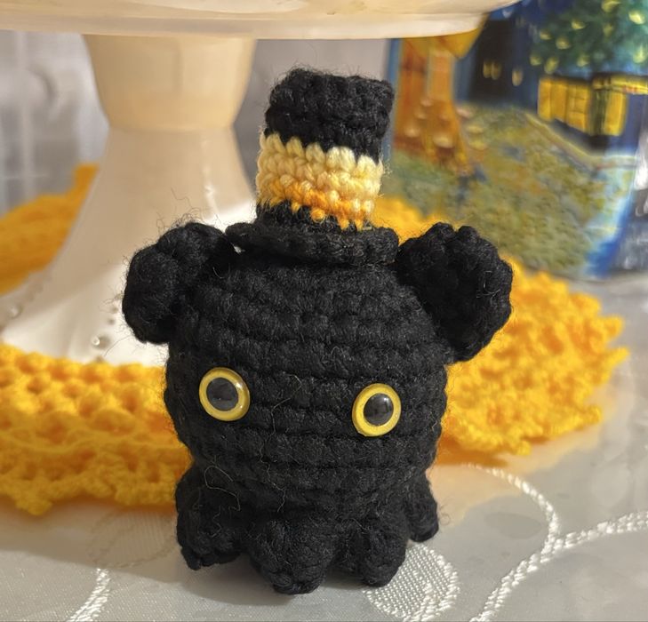 Вязаная игрушка осьминожка в цилиндре