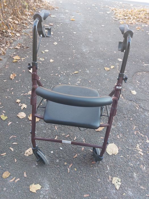 Rolator pe 4 roti pentru persoanele cu handicap