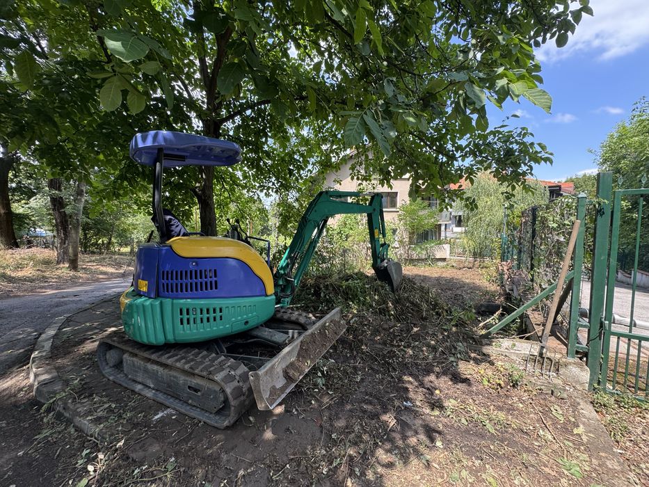 Изкопни дейности с мини багер и самосвал.