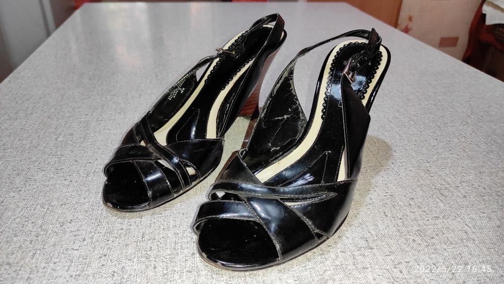 Продам Женские босоножки