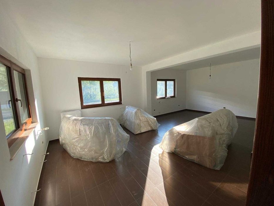 Casă spațioasă cu o curte generoasa – Gata să o amenajezi cum vrei!