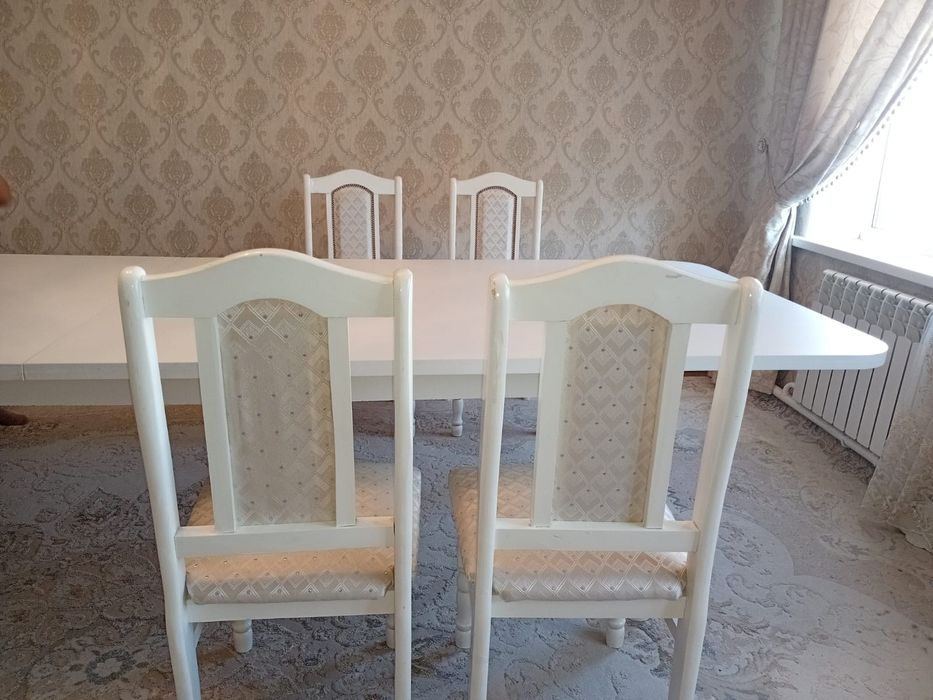 Стол и стулья. .