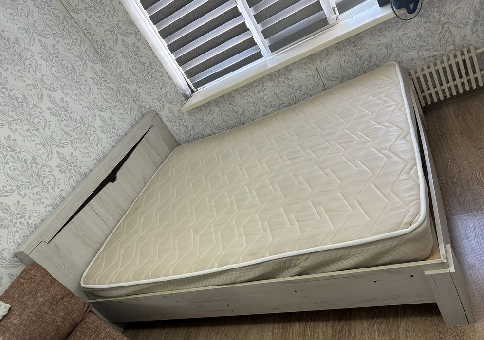 Двухспальный кровать и камод