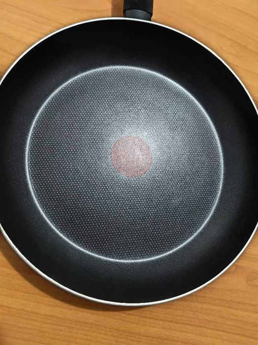 Продавам нов тиган Tefal Simple Cook с диаметър 28 см.