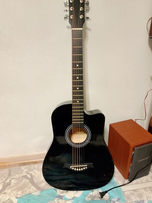 Продам гитару цвет чёрный