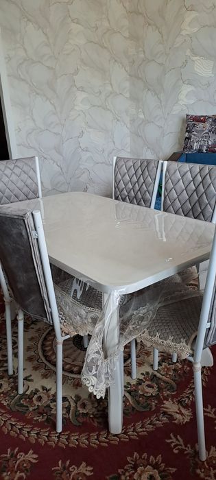 Срочно продам стол, 6 стульев. Ковер, 2 шт ковровые дорожки.
