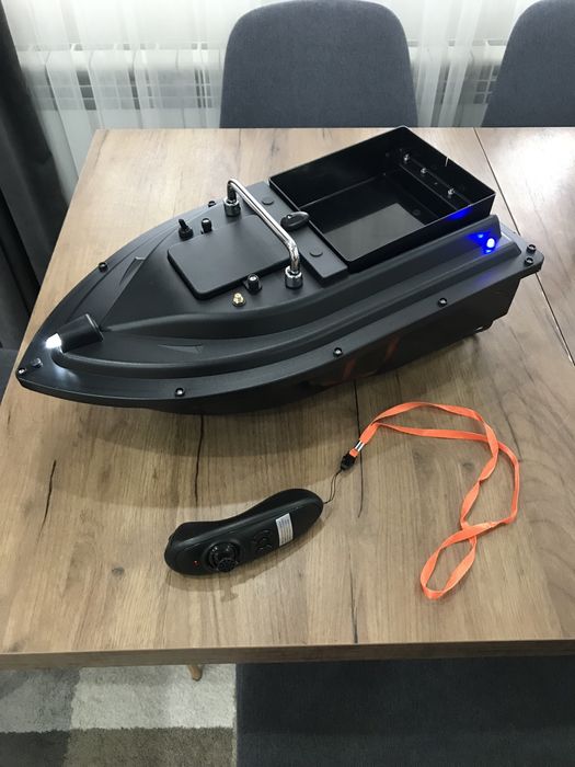 Лодка за захранка с автопилот