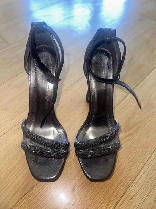 Дамски сандали на ток с блестящи елементи