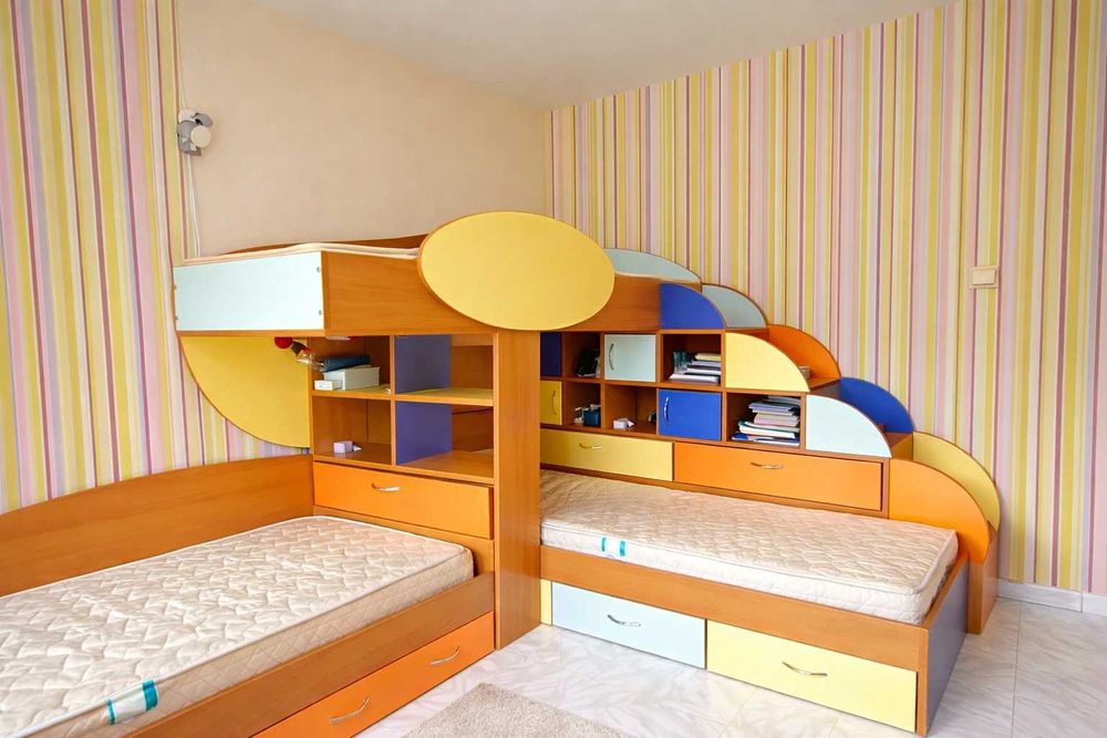 Уникален детски комплект: 3 легла и 2 бюра