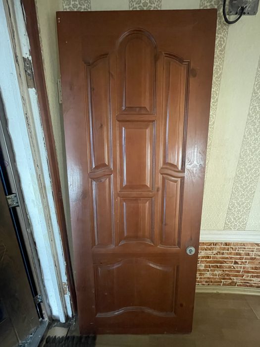 продается деревянная дверь