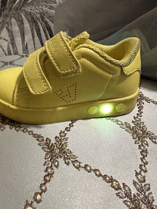 Продам детские кожаные кросовки