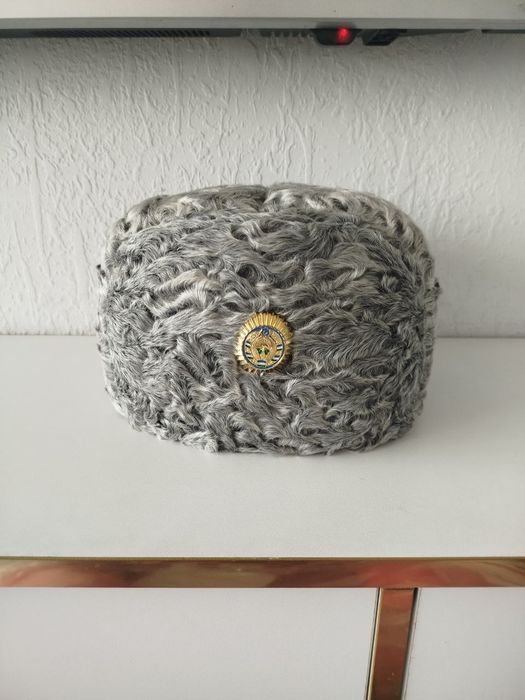 Tabiiy qorako‘l mo‘ynali harbiy shapka + yechiladigan yoqa