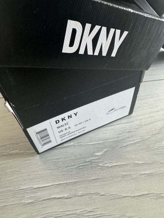 Papuci DKNY din piele nr 39