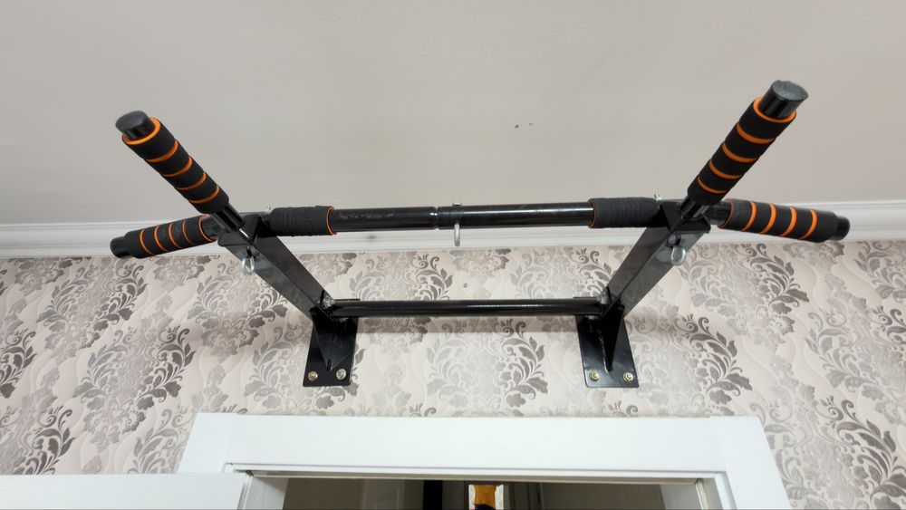 Турник настенный