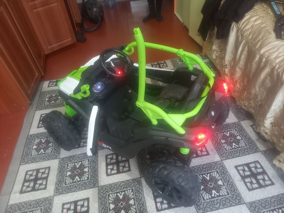 Продам детскую машинку баги на пульте управления