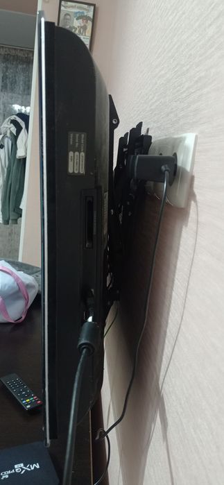 Продам телевизор Самсунг 30 дюйм с кронштейном