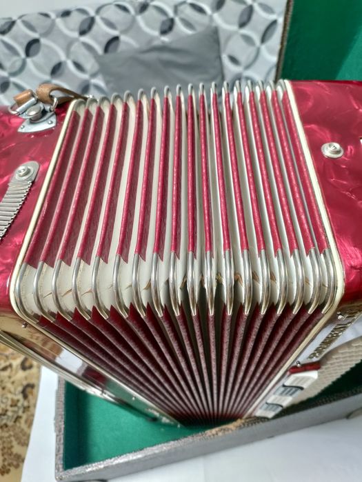 Продавам Немски акордеон Баркароле Проминенз 2 4гласа с куфар