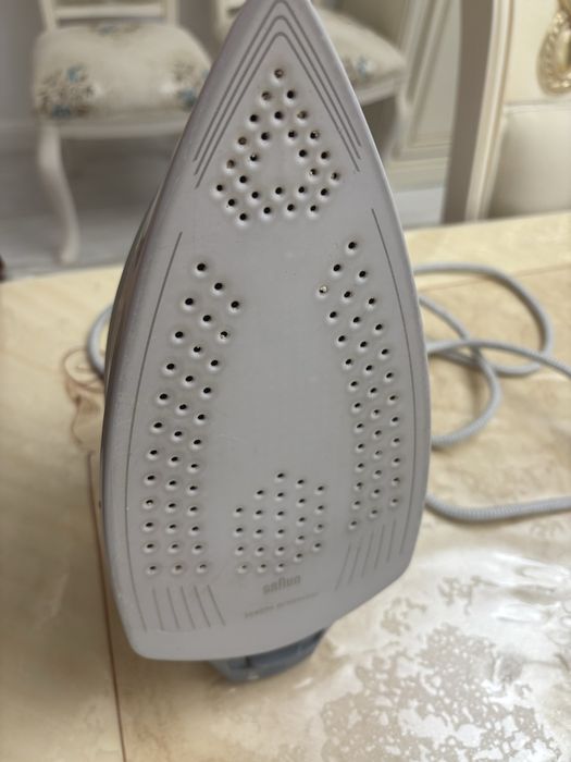 Белый утюг от бренда Braun
