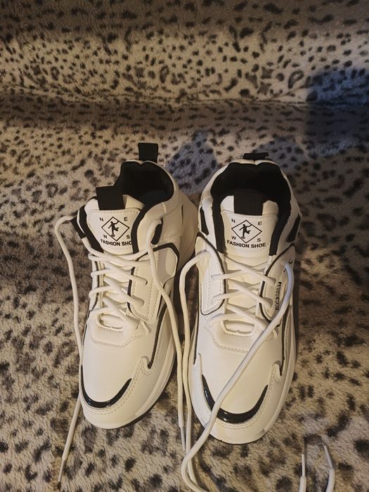 Кросовки модные ,новые.