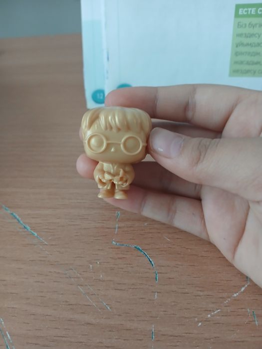 Обычный,нету сверка только  игрушка