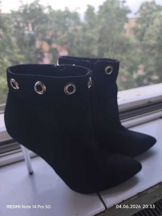 Botine damă negre elegante, toc subțire, detalii metalice marimea 40