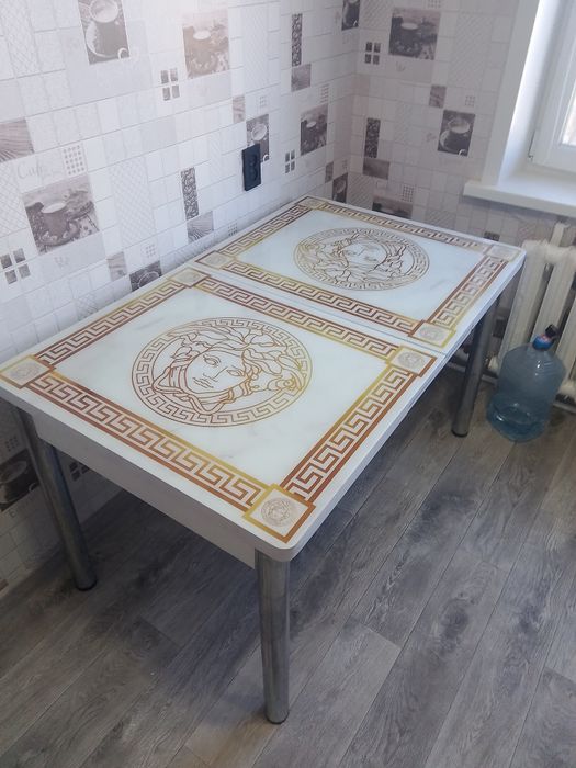 Продаю стол VERSACE 40тысячи.