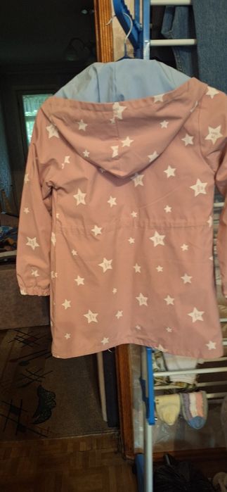 Продаётся  куртки на девочку  ветровка и  дождевик  в хорошем состояни