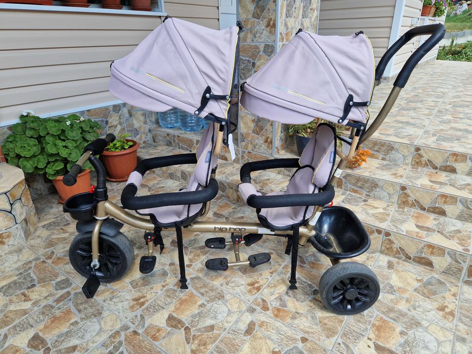 Триколка за близнаци