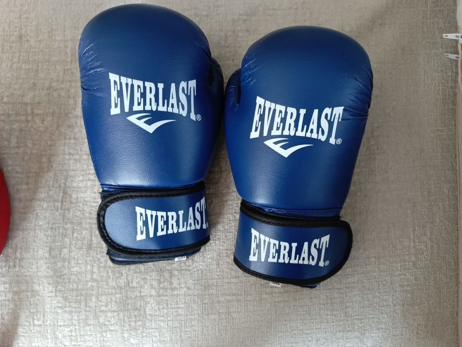 Продам перчатки и шлем боксерский