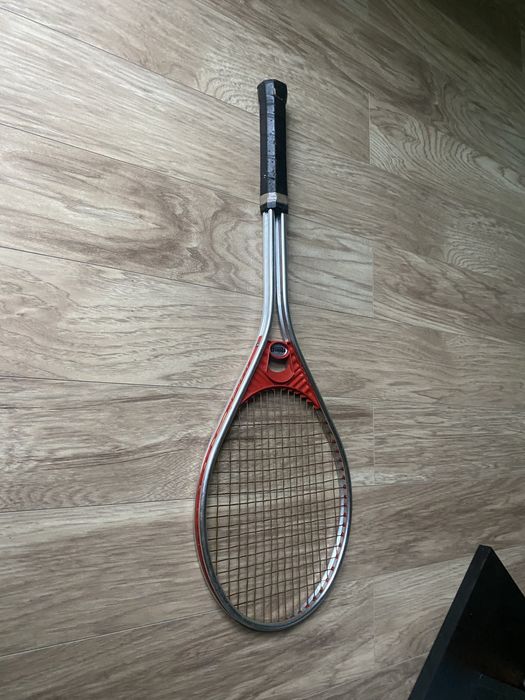 Продава се тенис ракета от 70-80 години