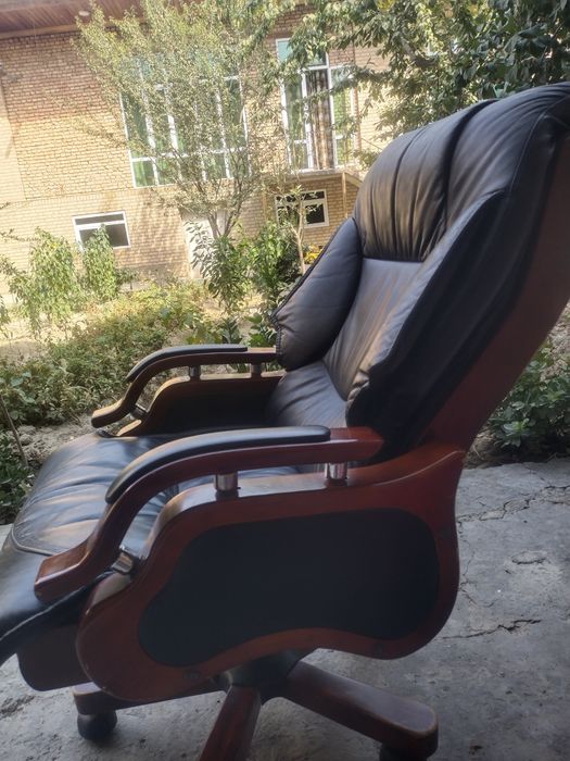 Кожаный кресло для офиса