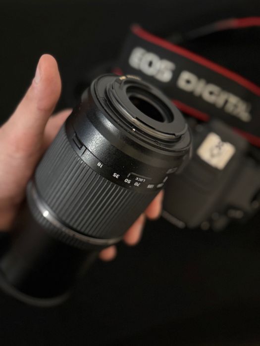 Canon EOS 700D + două obiective + card 256GB – stare bună