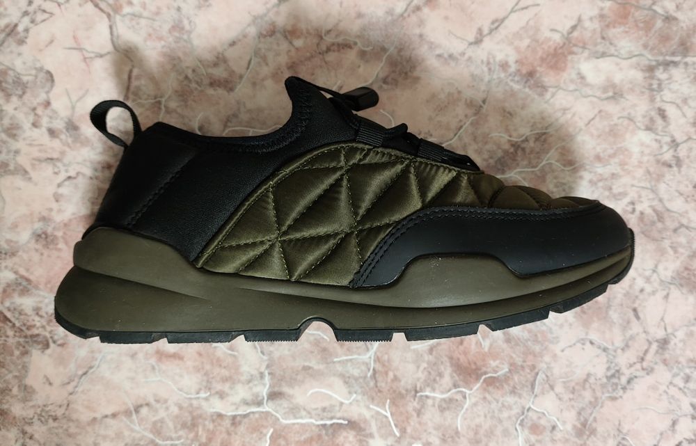 Продам кроссовки