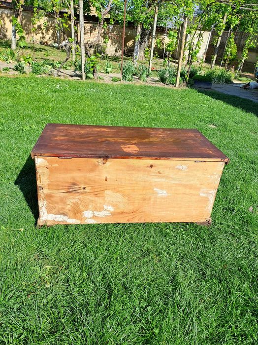 Дървен старинен сандък