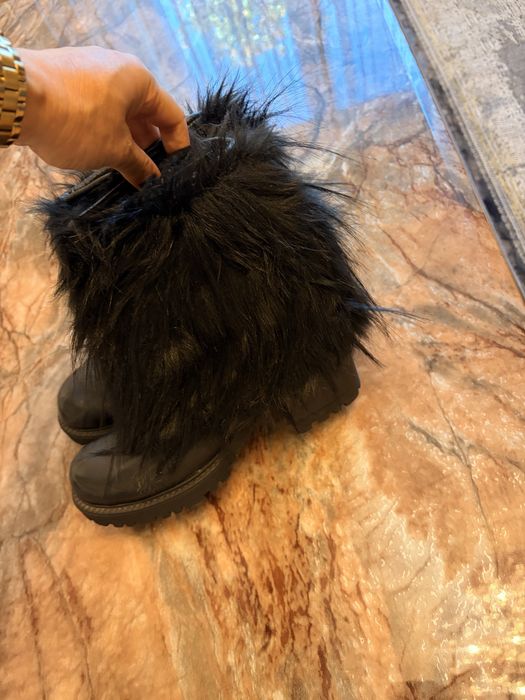 Bocanci de piele cu blana!Marimea 38