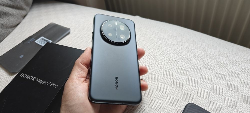 Vând HONOR Magic7 Pro 512GB / 12GB RAM, varianta Black. Încă în garanție la Altex