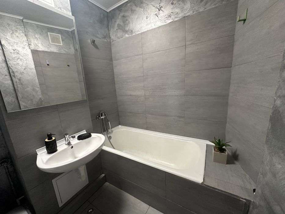 Inchiriez apartament 2 camere, decomandat, Manastur , inlcusiv parcare in parking acoperit