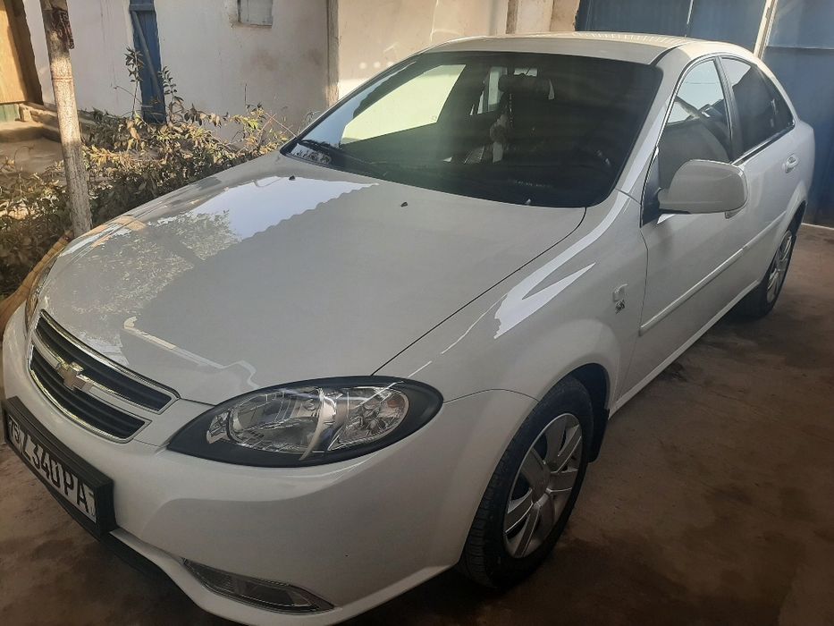 Продаётся машина Gentra.