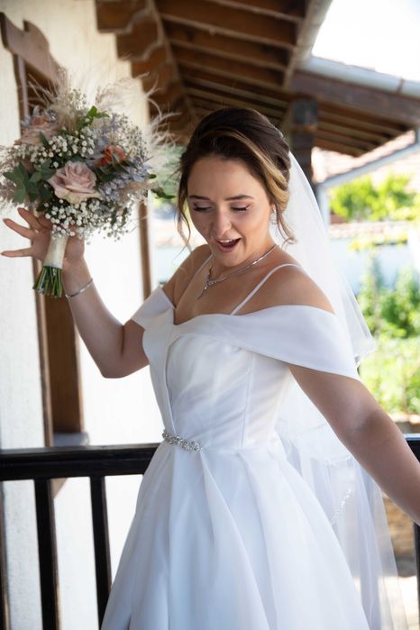 Сватбена рокля с паднали ръкави