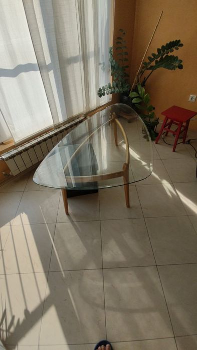 Продавам стъклена холна маса