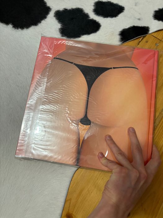 The Big Book of Pussy XL Taschen – ediție rară cu copertă plexi