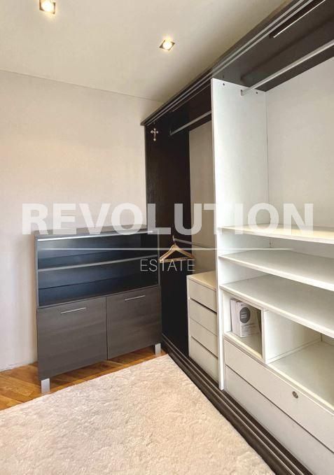 Тристаен апартамент в района на Център!