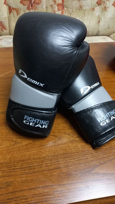 Продам шлем, перчатки и наколенники