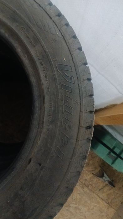 Продам зимних резину 215/65/16