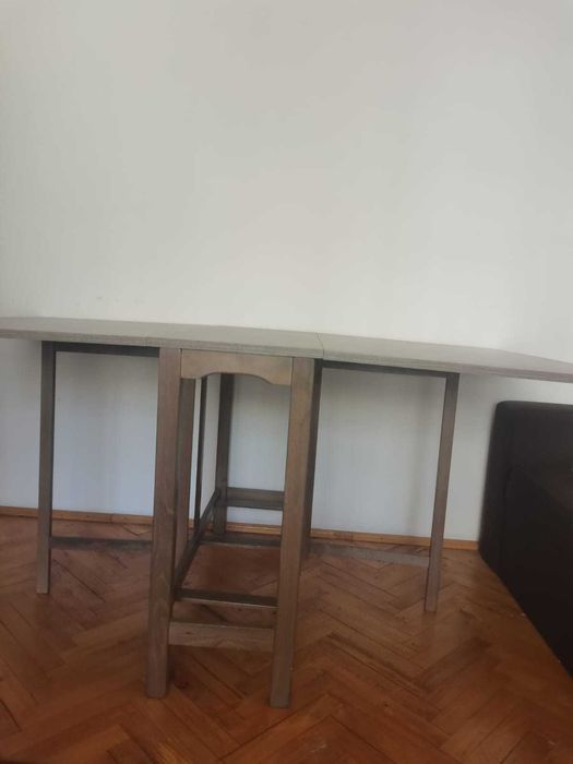 Vând masa pliabilă