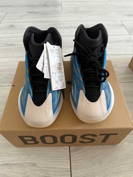 Yeezy Quantum Sneakers