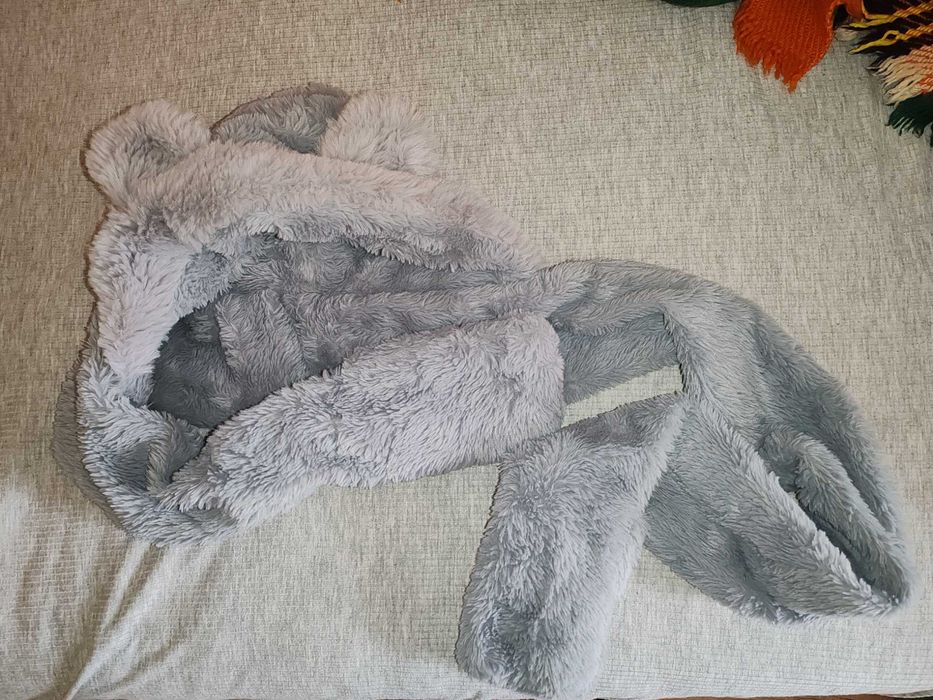 Шапка шал ръкавици в едно